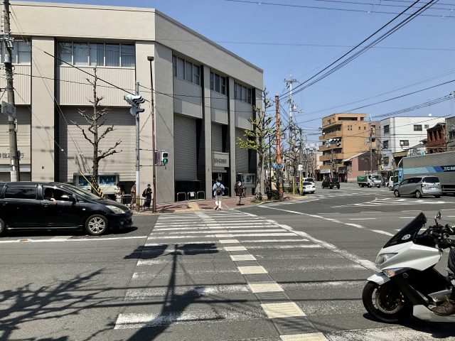 円町交差点を三井住友銀行さんの方へ渡り、そのまま真っ直ぐ進みます。